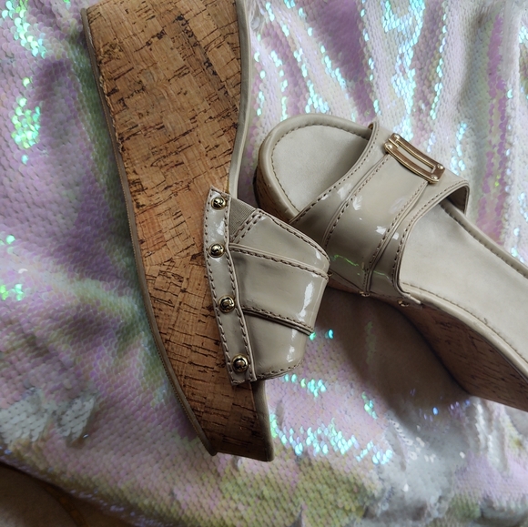 Women's Guess Sandals size 10. - Picture 13 of 15